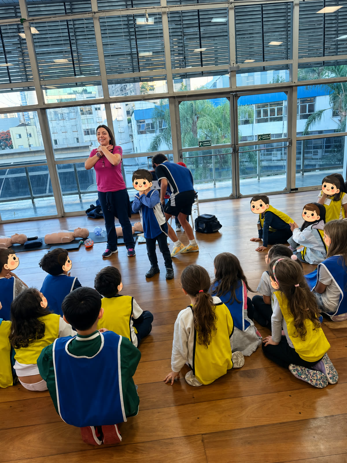 Turma de escola assistindo a treinamento de primeiros socorros da Altiva
